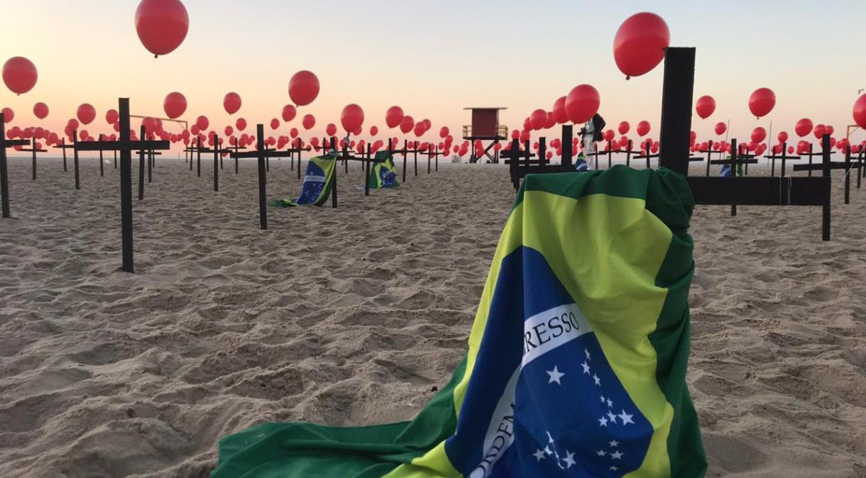 Homenagem na praia de Copacabana aos 100 mil mortos da Covid-19 no Brasil