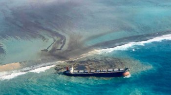 Navio naufragou na costa da nação insular, despejando óleo em praias turísticas