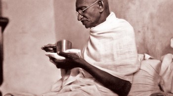 Objeto foi um presente de Mahatma Gandhi, líder da independência da Índia, ao tio do vendedor, durante o tempo em que morou na África do Sul