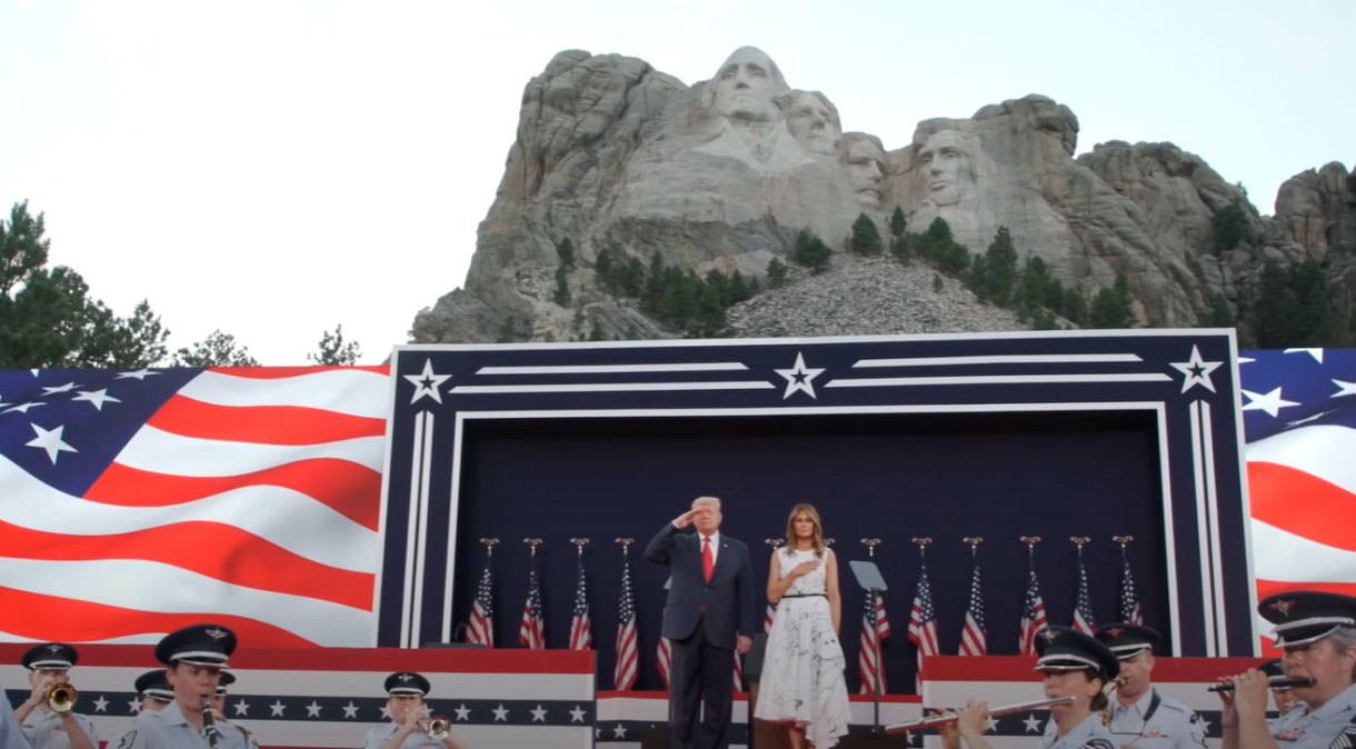 O presidente dos EUA Donald Trump ao lado da primeira-dama, Melania Trump, no Monte Rushmore