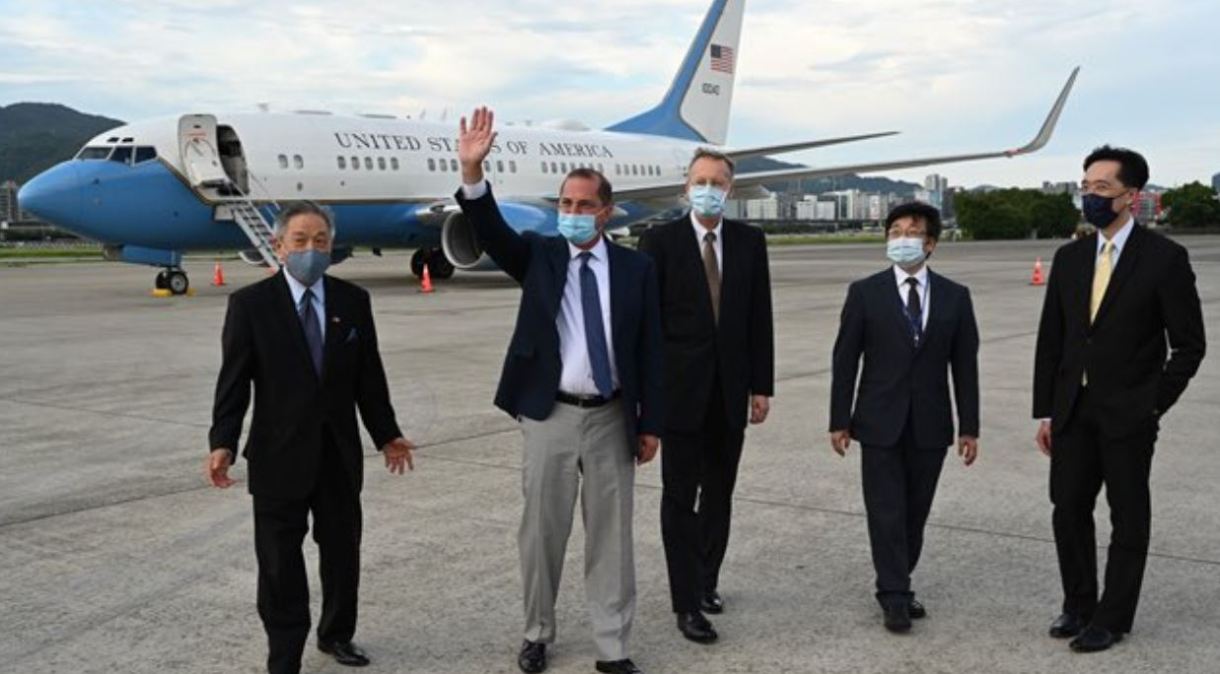 Alex Azar, o secretário de Saúde e Serviços Humanos dos Estados Unidos, desembarca para visita em Taiwan, em agosto de 2020