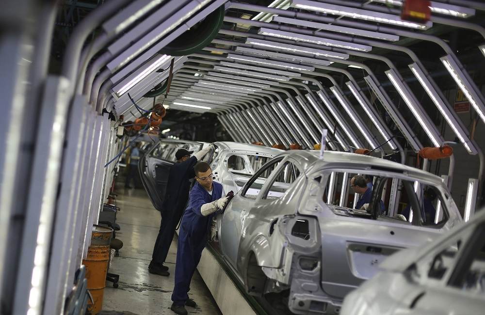 Trabalhadores em linha de montagem de fábrica de automóveis em São Bernardo do Campo (13.AGO.2013)