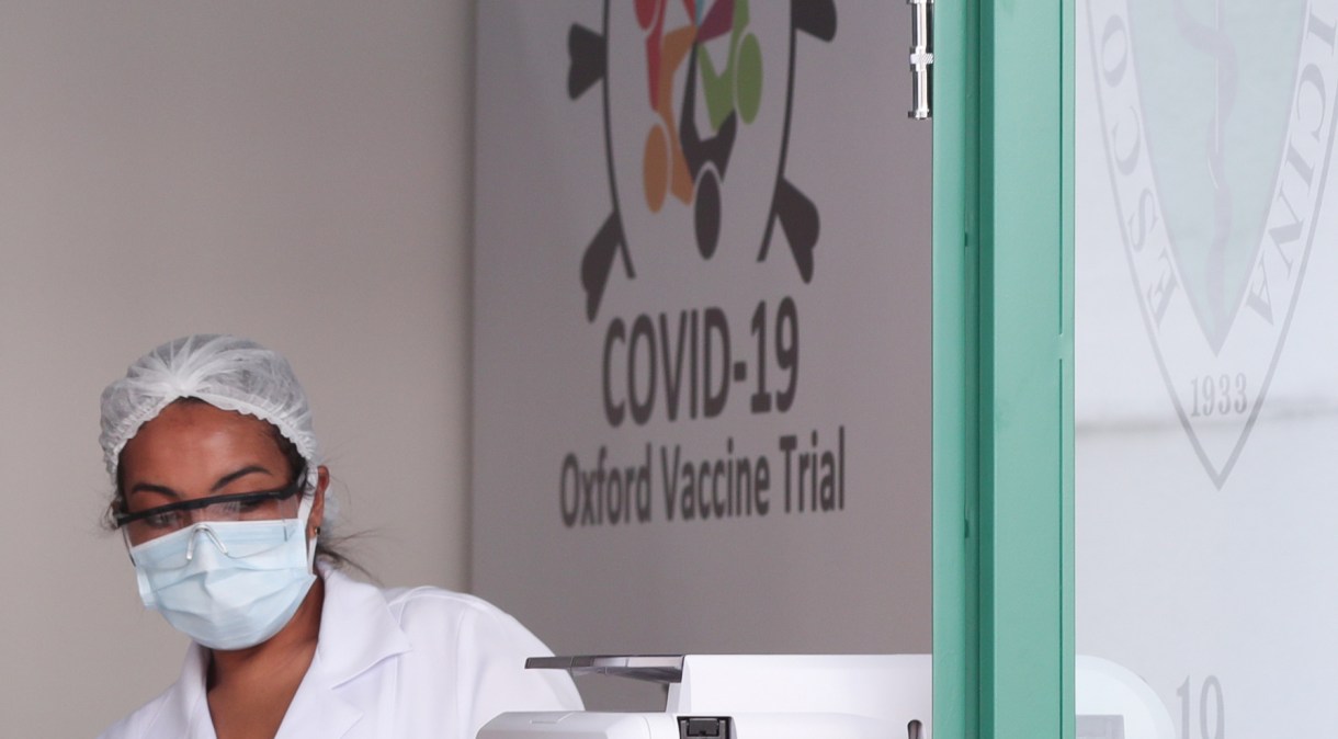 Funcionária da Unifesp em local onde potencial vacina contra Covid-19 de Oxford está sendo testada