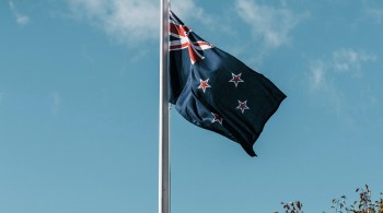 Nesta terça-feira (21), a Nova Zelândia relatou 28 novos casos transmitidos localmente e cinco casos importados de Covid-19