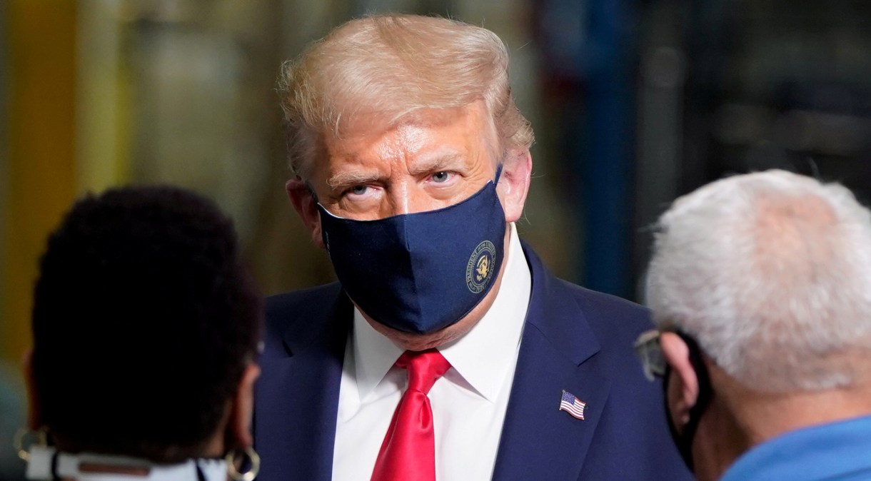 O presidente dos EUA, Donald Trump, usa máscara ao falar com trabalhadores de fábrica em Ohio