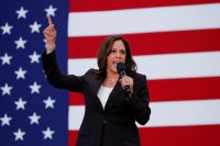 Atuais e antigos membros do Comitê Nacional Democrata assinam carta em apoio a Kamala Harris