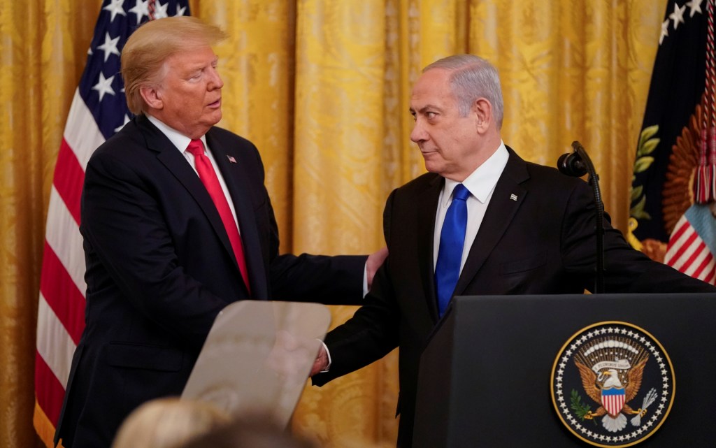 Trump cumprimenta Netanyahu durante entrevista coletiva na Casa Branca