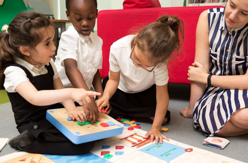 Cubetto está sendo usado por escolas e pais para ensinar programação a crianças a partir de três anos (23.abr.2018)