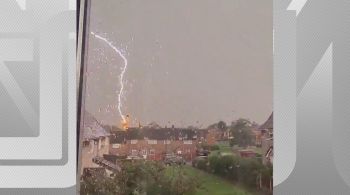 Mulher filmava a chuva pela janela quando a explosão aconteceu em Gwersyllt, na cidade de Wrexham