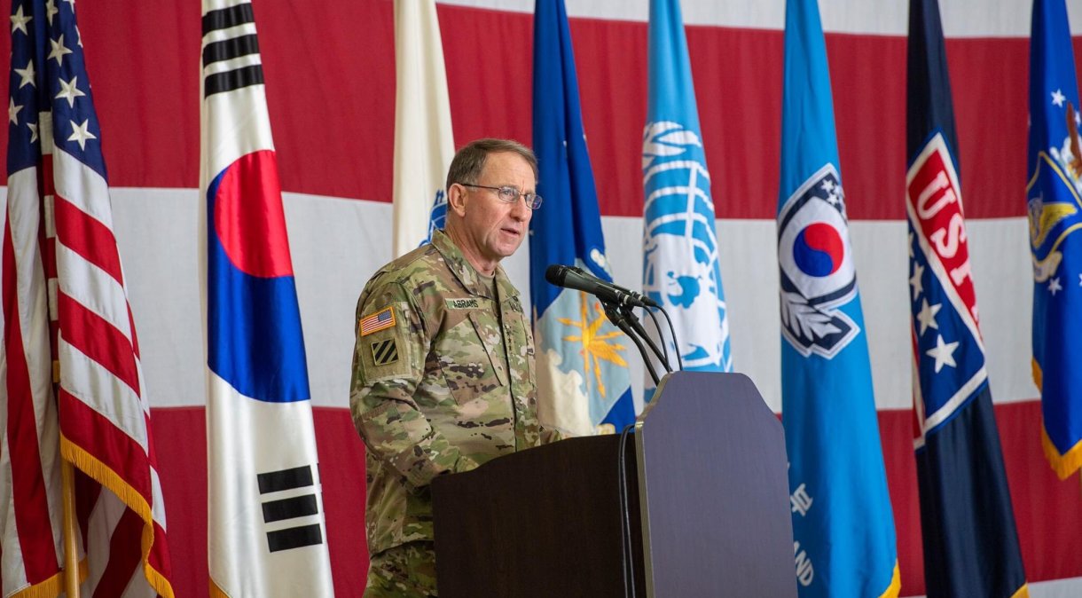 General americano Scott Pleus, comandante das Forças Aéreas das Forças dos Estados Unidos na Coreia