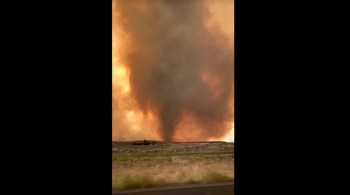 O fogo que atinge a cidade de Loyalton, na divisa com Nevada, já queimou 8 mil hectares e foi contido em apenas 5% no início deste domingo (16)