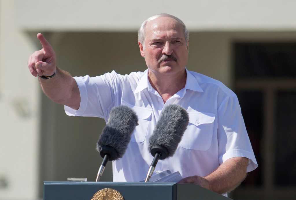 Presidente de Belarus, Alexander Lukashenko discursa em Minsk
