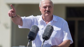 Manifestantes dizem que reeleição de Alexander Lukashenko, no poder há 26 anos, foi fraudada