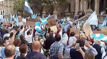 Pelo menos 25.000 pessoas marcharam na capital, Buenos Aires, segundo a polícia local. Atos também ocorreram em outras cidades