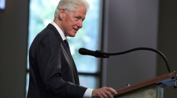Clinton foi internado na última terça-feira (12) após uma infecção urinária se espalhar para sua corrente sanguínea