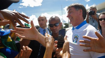 Bolsonaro furou o isolamento a que estava submetido após suspeita de infecção por coronavírus e cumprimentou eleitores na porta do Palácio do Planalto