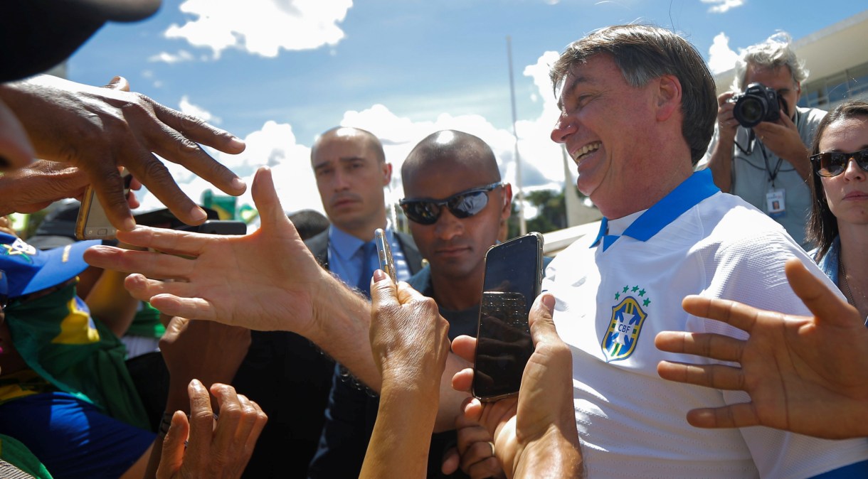 Bolsonaro cumprimenta apoiadores em ato pró-governo em Brasília