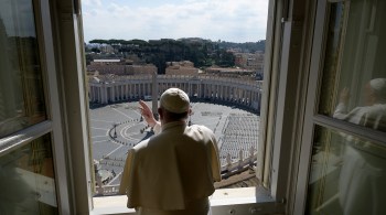 O Vaticano anunciou que as missas da semana santa e de Páscoa serão celebradas sem público, medida sem precedentes na modernidade