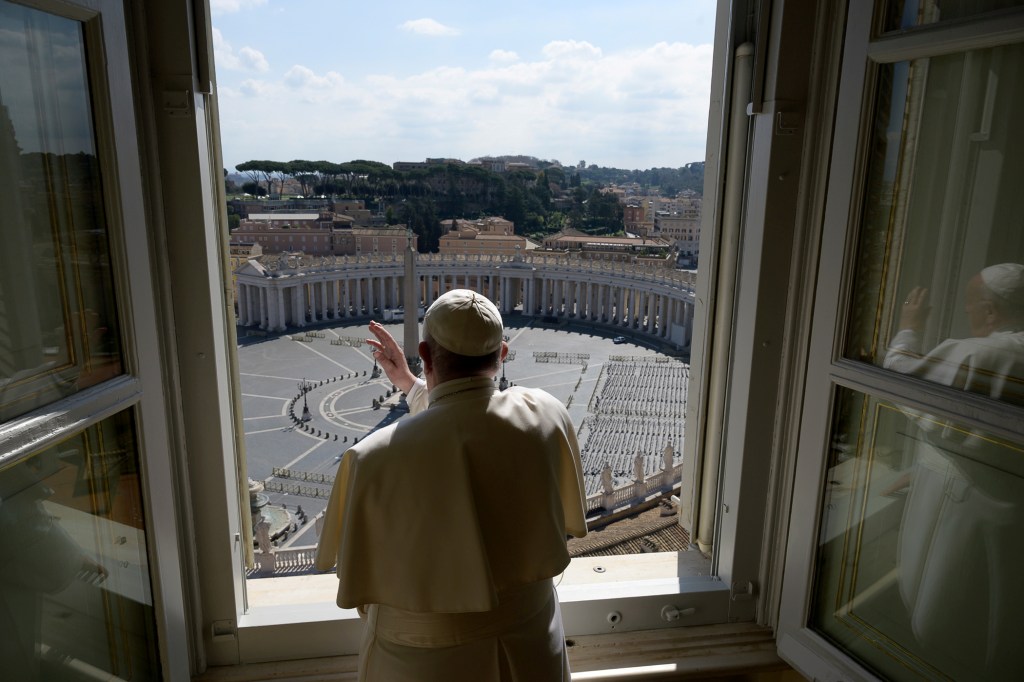 Papa Francisco abençoa Praça São Pedro vazia, no Vaticano (15.mar.2020)