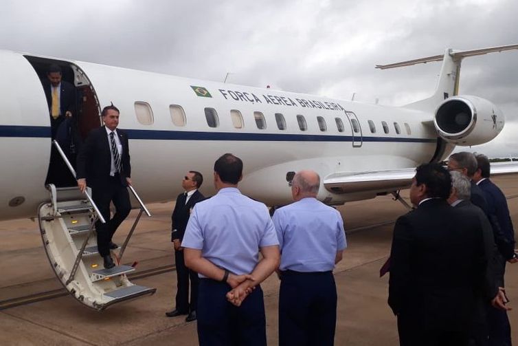 Presidente Jair Bolsonaro desembarca de avião da FAB