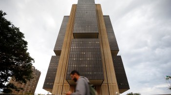 A equipe econômica está de olho em uma parcela de R$ 400 bilhões do resultado positivo do primeiro semestre, que somou R$ 521,1 bilhões