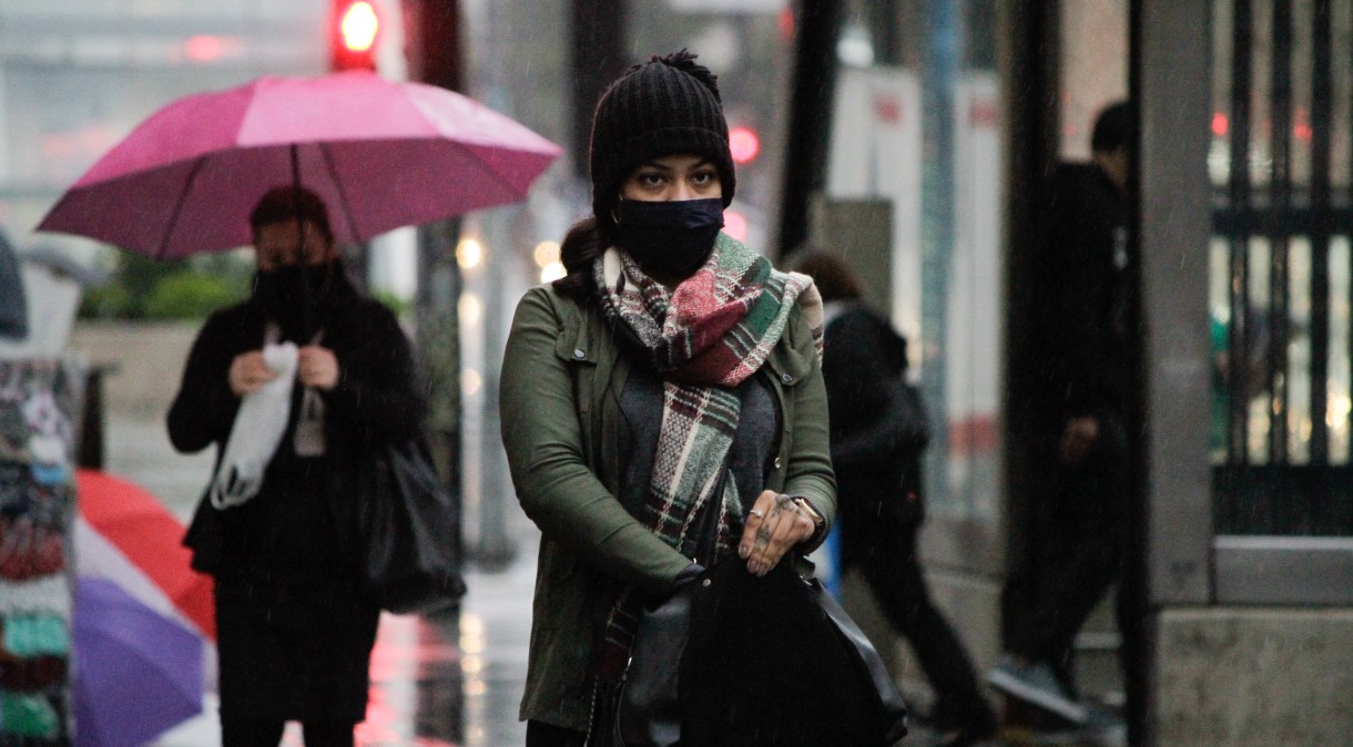 Pedestres se protegem do frio e da chuva na Avenida Paulista, região central de SP