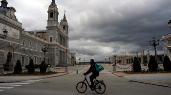 Governos nacionais definem volta de regras mais severas para conter segunda onda de casos, mas prefeituras e parte da população questionam medidas