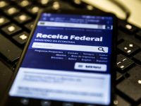 Servidores da Receita Federal aprovam paralisação