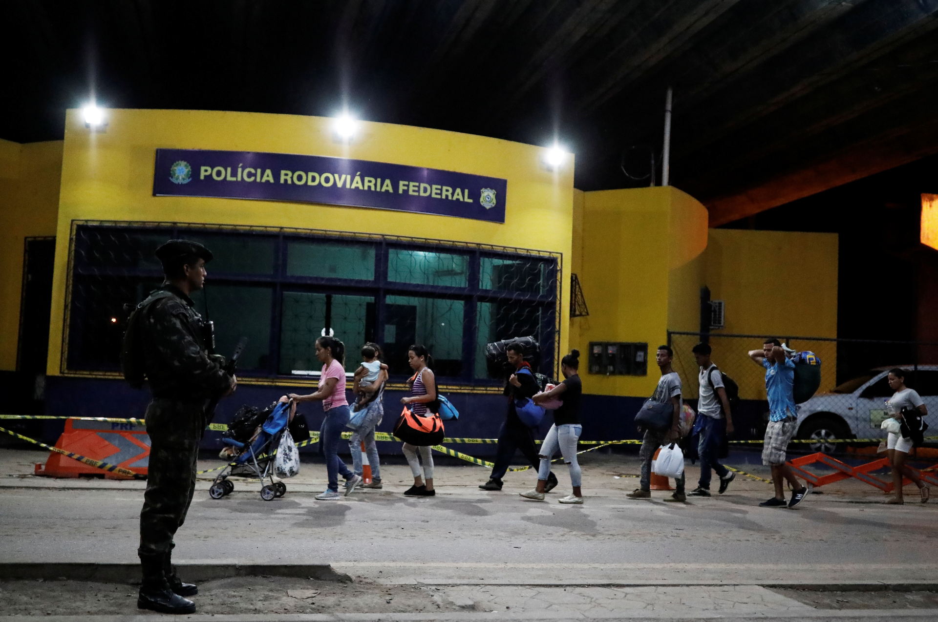Venezuelanos entram no Brasil por Pacaraima