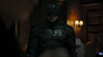 Vídeo mostra uma escura Gotham City invadida pelo crime, com Batman e James Gordon descobrindo um assassinato misterioso