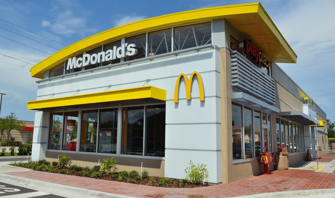 Restaurante do McDonalds: rede vai fazer várias promoções para o período da <a href="https://preprod.cnnbrasil.com.br/tudo-sobre/black-friday" title="Black Friday">Black Friday</a> (e depois)