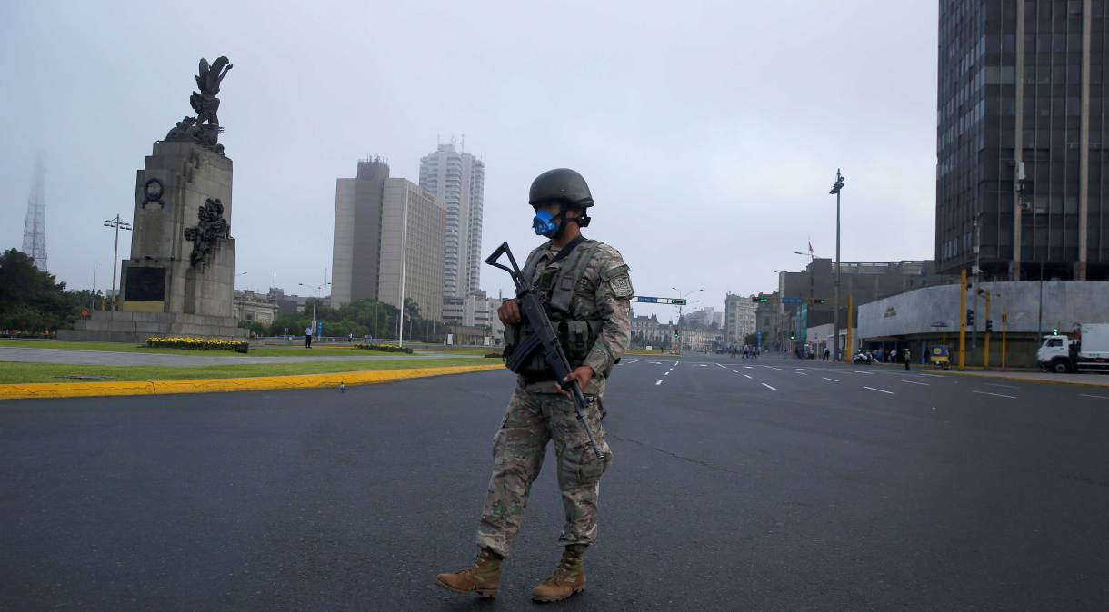 Soldado patrulha as ruas de Lima, no Peru, após governo declarar quarentena obrigatória para conter coronavírus