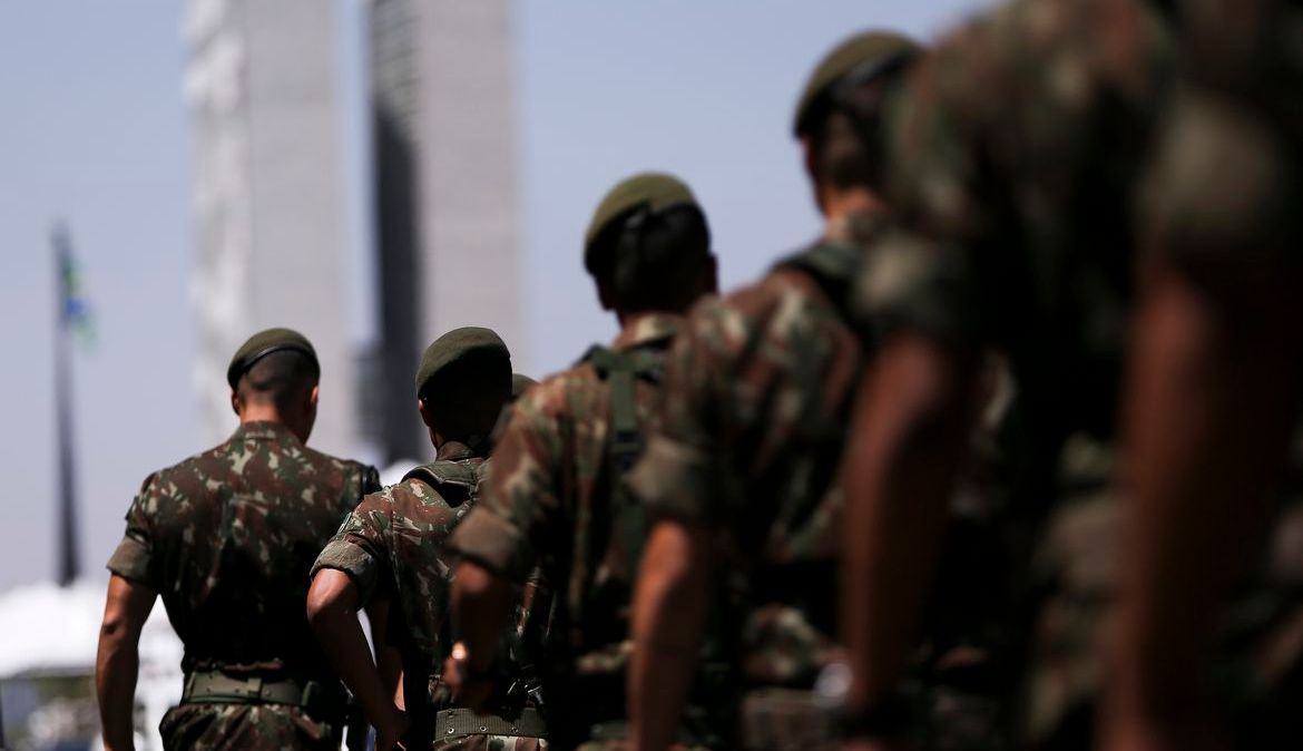 Militares do Exército brasileiro, em Brasília; Comando Militar do Leste faz operação contra desvio de armas no Rio de Janeiro, no Espírito Santo e no Paraná