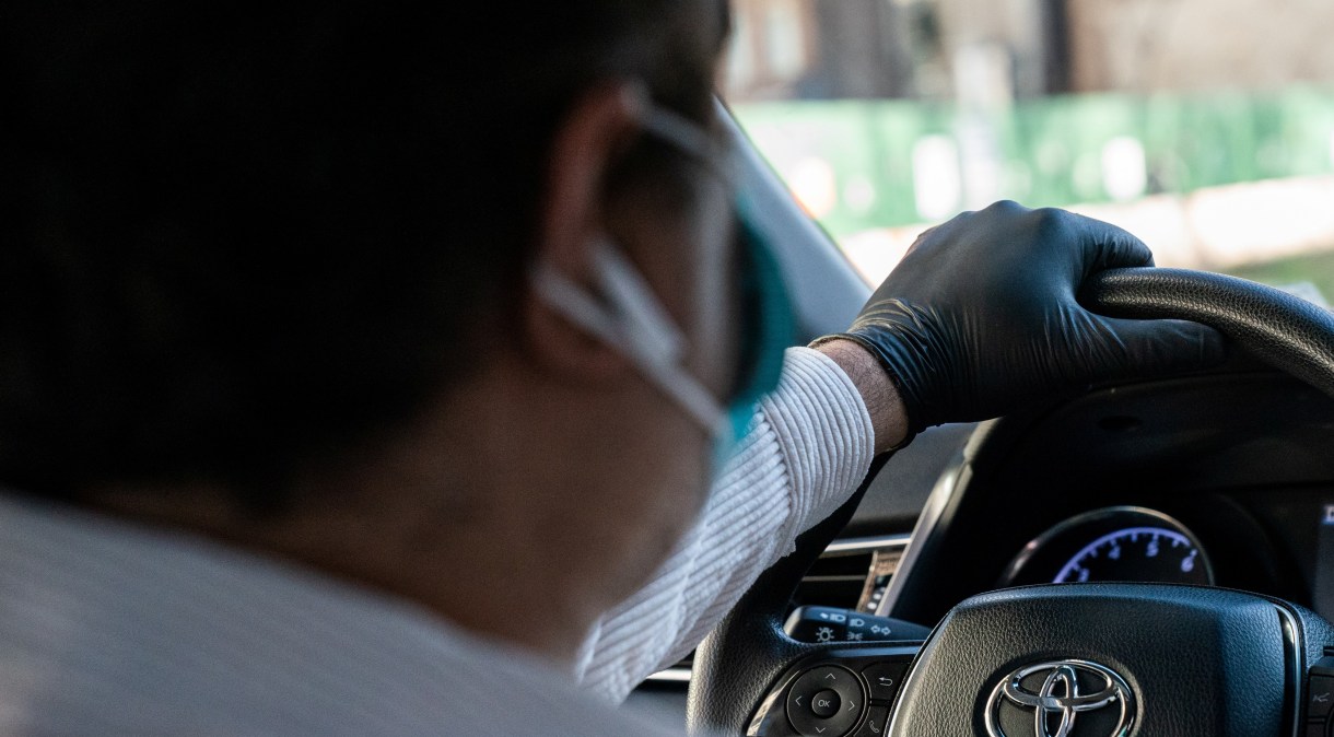Motorista de Uber usa máscara e luvas (15.mar.2020)
