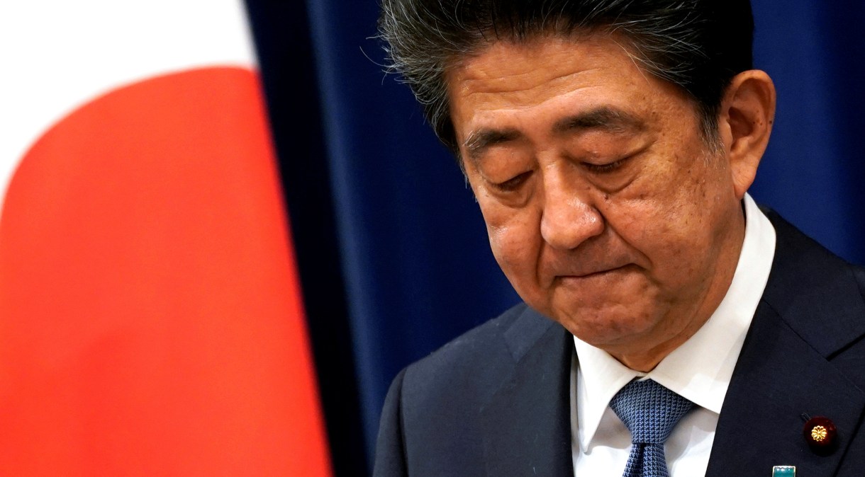 O ex-premiê japonês Shinzo Abe durante entrevista na residência oficial em Tóquio