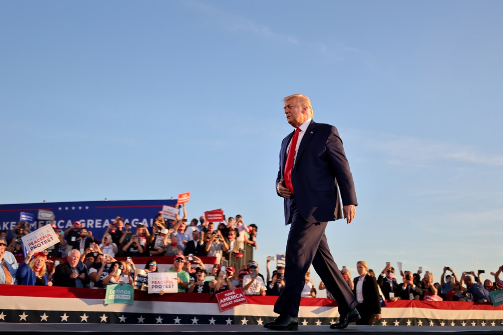 Donald Trump durante comício em Londonderry, New Hampshire