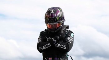 Neste sábado (29), após conquistar a pole position na Bélgica, Hamilton posou fazendo o símbolo de "Wakanda Forever" 