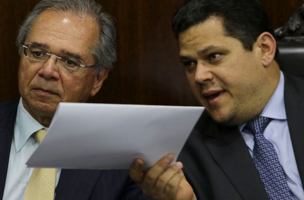 O ministro da Economia Paulo Guedes e o presidente do Senado Davi Alcolumbre