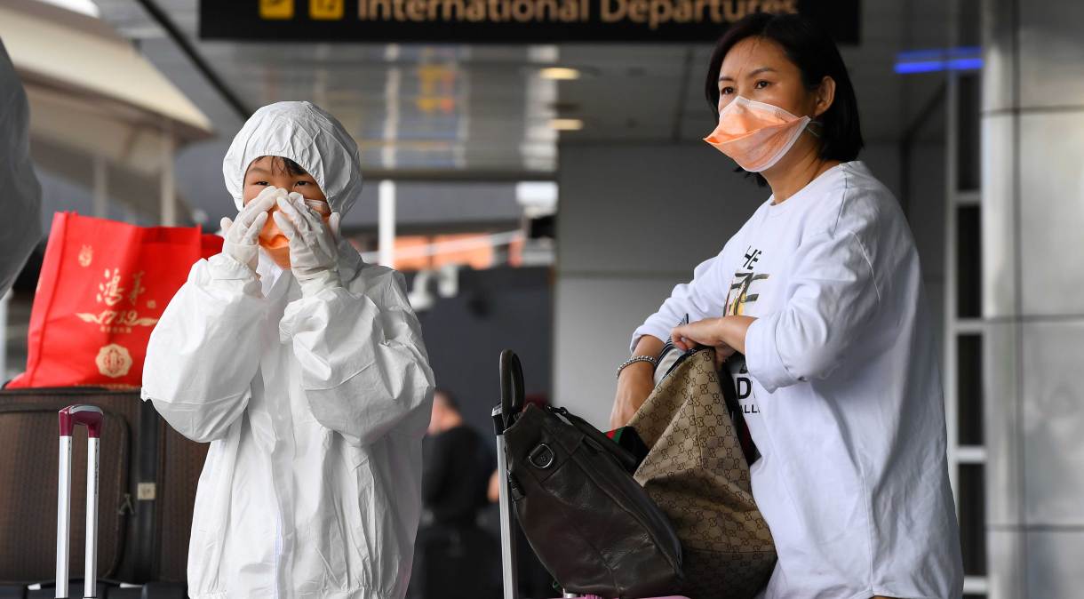 Passageiras usam equipamento de segurança para se proteger do coronavírus no aeroporto de Melbourne, Austrália (via Reuters - 13.mar.2020)