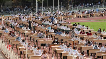 País da Ásia Central fará teste de três horas em mesas colocadas em pistas de corrida em estádios; início das aulas, de forma online, será no dia 14