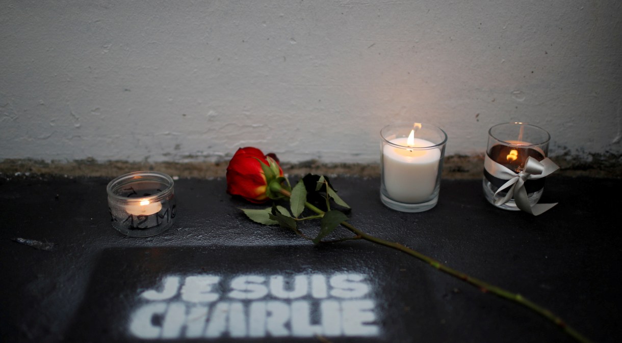 Flores e velas foram colocados do lado de fora do antigo escritório do Charlie Hebdo para homenagear as vítimas