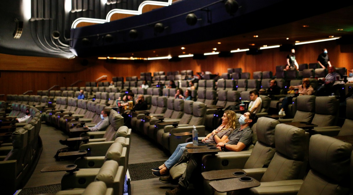 Pessoas acompanham sessão de cinema durante a pandemia