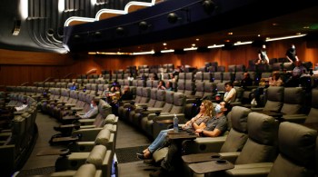 Para conseguir receita durante a pandemia, empresas donas de cinema têm alugado a sala por um valor abaixo do cobrado antes da crise do novo coronavírus