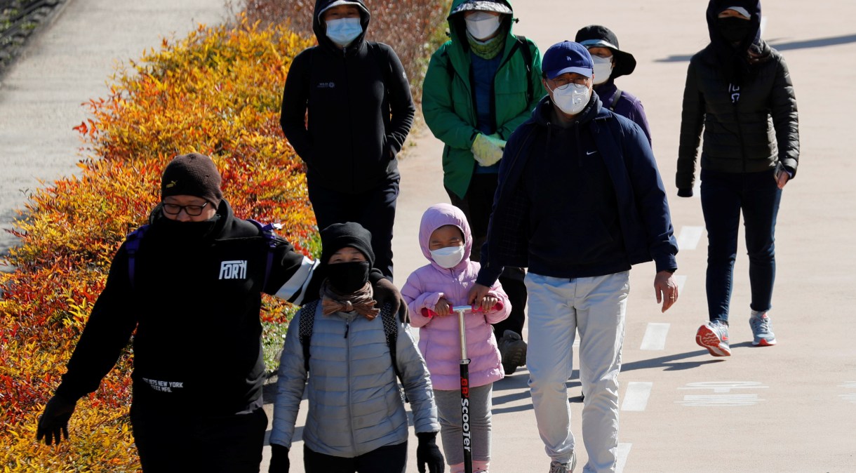 Família caminha em Daegu, na Coreia do Sul, usando máscaras em meio à pandemia do novo coronavírus