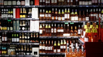 Levantamento da Associação Brasileira de Supermercados mostra que em abril, com os feriados e o arrefecimento da pandemia, as vendas de vinhos importados cresceram 15,6% e de cervejas, 14,3%