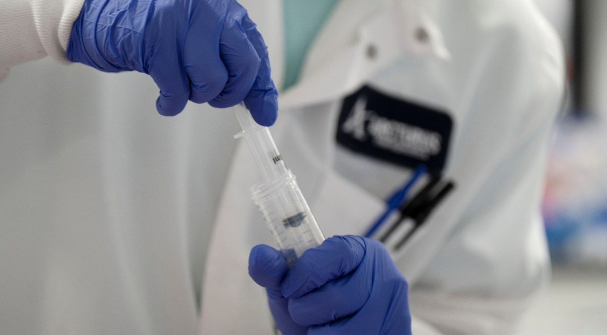 Cientista conduz pesquisa sobre uma possível vacina contra o novo coronavírus no laboratório da Arcturus Therapeutics em San Diego, Califórnia