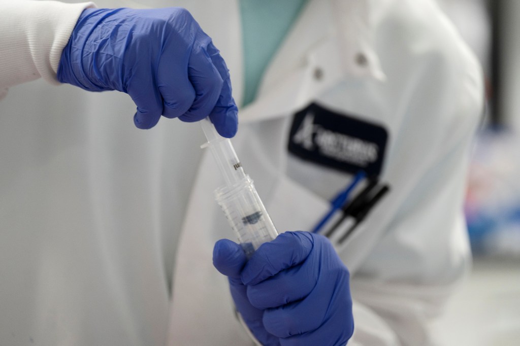 Cientista conduz pesquisa sobre possível vacina contra novo coronavírus nos EUA