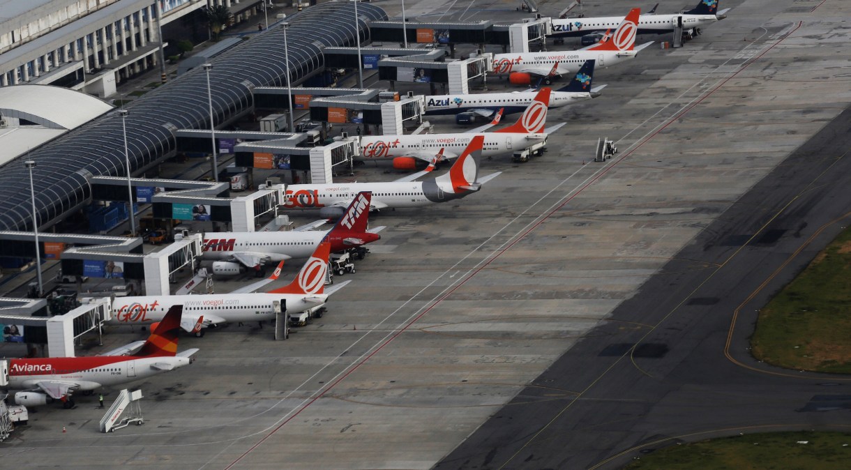 Aviões das companhias aéreas Gol, Latam e Azul estacionados no aeroporto Santos Dumont, no Rio de Janeiro (12.jan.2017)