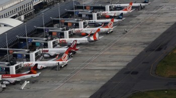 Impacto da inflação sobre o setor de aviação tem frustrado planos de viagem de consumidores