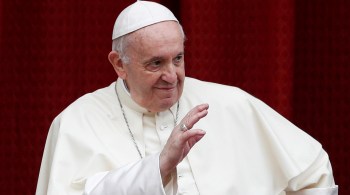 O Papa Francisco lembra a lenda do futebol e companheiro argentino Diego Maradona "com afeto e o mantém em suas orações", disse o Vaticano